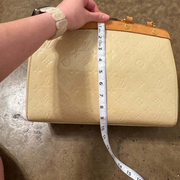 AUTHENTIC- Louis Vuitton Brea MM in Blanc Corail Vernis - Picture 12 of 15